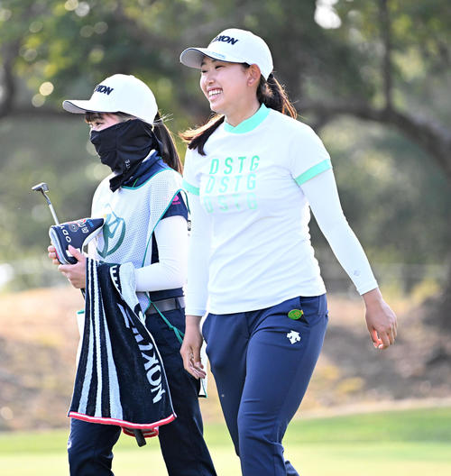 9番、通算5アンダー、笑顔でホールアウトする荒川（撮影・前岡正明）