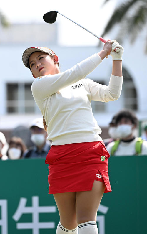 10番、ティーショットを放つ吉本（撮影・前岡正明）