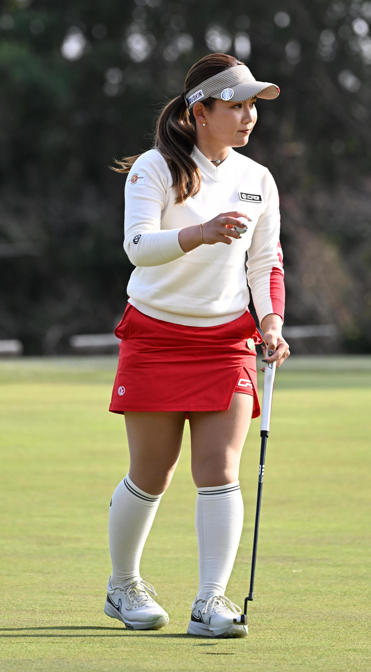 18番、バーディーパットを決め通算9アンダーでホールアウトする吉本（撮影・前岡正明）