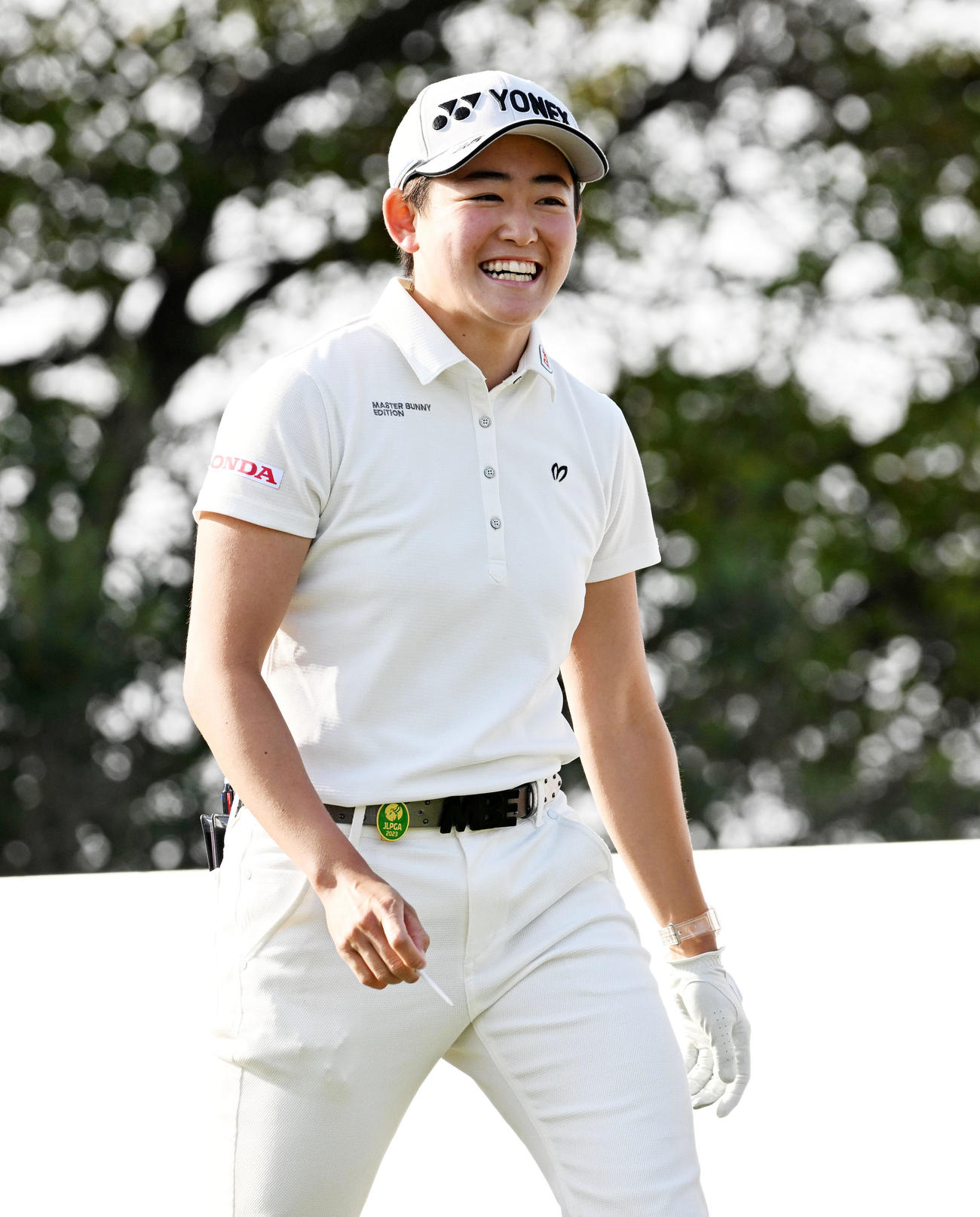 1番、笑顔でスタートする岩井明（撮影・前岡正明）