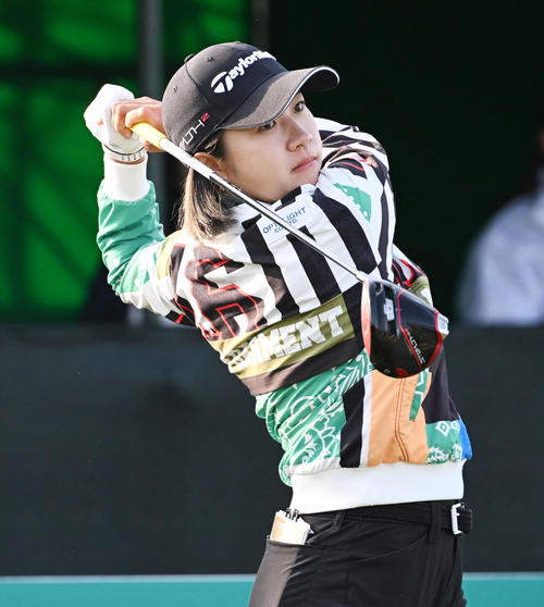 1番、ティーショットを放つ泉田(撮影・前岡正明)