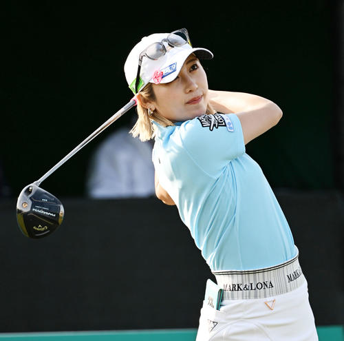 1番、ティーショットを放つ金田(撮影・前岡正明)