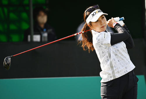 1番、ティーショットを放つ青木(撮影・前岡正明)
