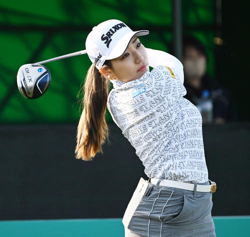 1番、ティーショットを放つ安田彩乃(撮影・前岡正明)