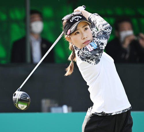 1番、ティーショットを放つ木村(撮影・前岡正明)
