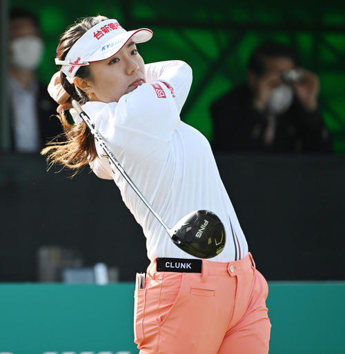 1番、ティーショットを放つサイ・ペイイン(撮影・前岡正明)