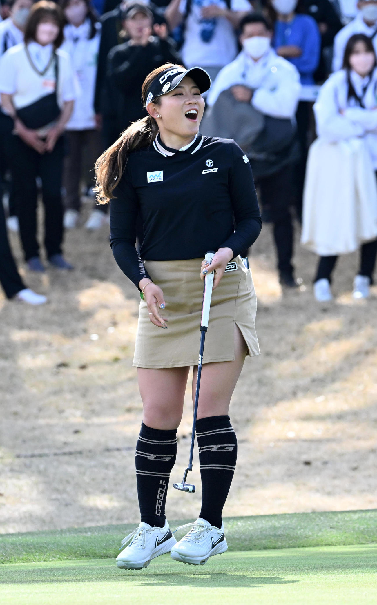 プレーオフ2ホール目、バーディーパットを決めジャンプして喜ぶ吉本（撮影・前岡正明）