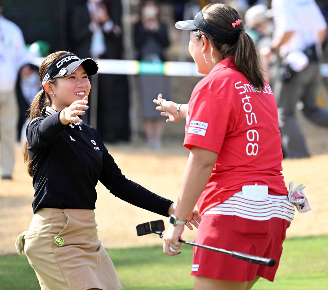 プレーオフ2ホール目、優勝を決めた吉本（左）はささきと健闘をたたえ合う（撮影・前岡正明）