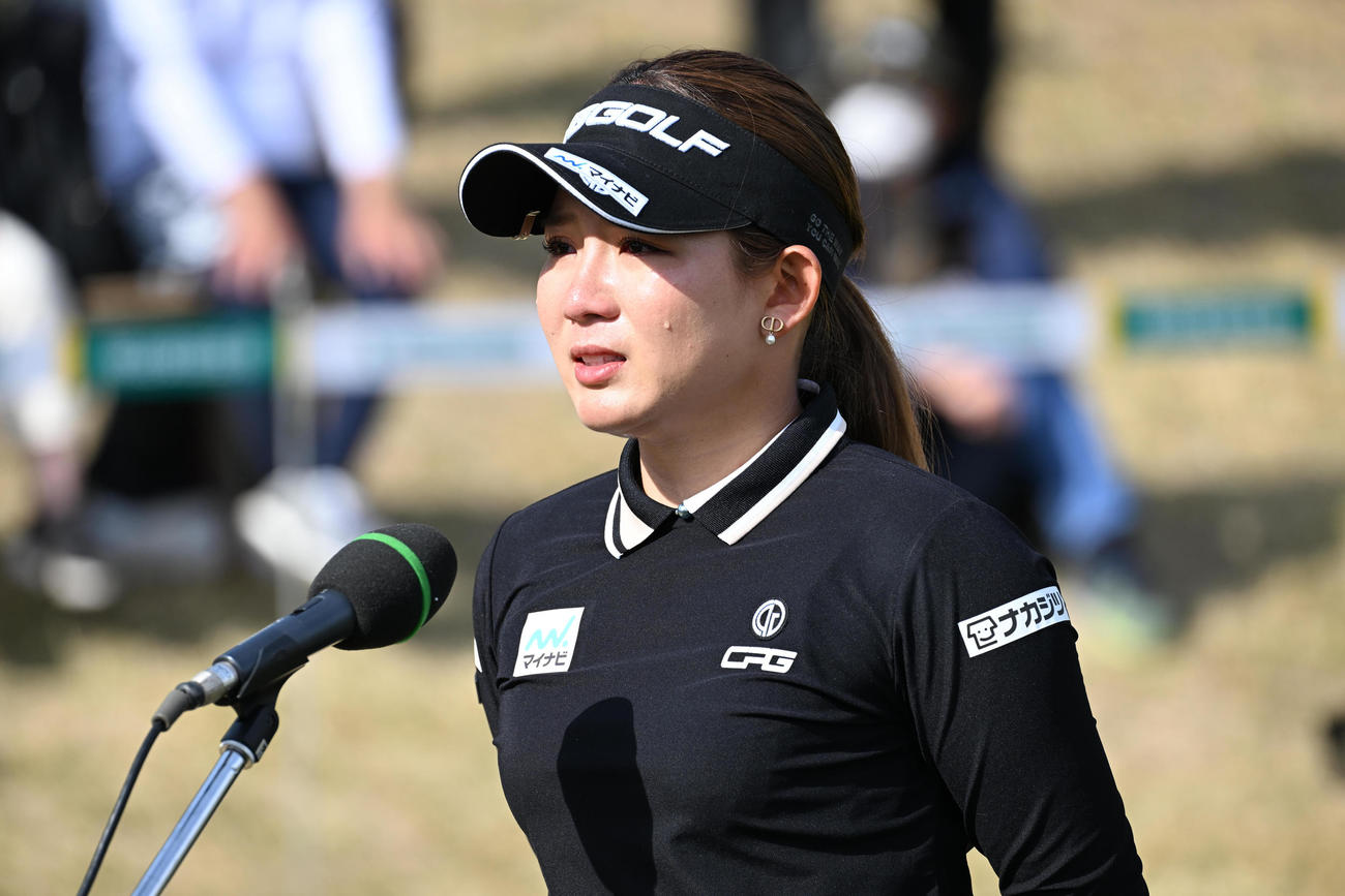 ツアー初優勝の吉本は優勝インタビューで涙を見せる（撮影・前岡正明）