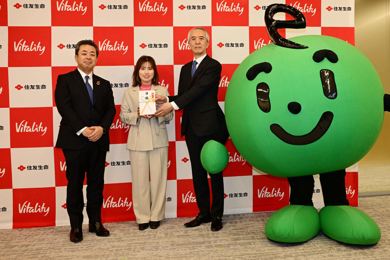 寄付金50万円を贈呈する女子ゴルフの西村優菜（左から2人目）