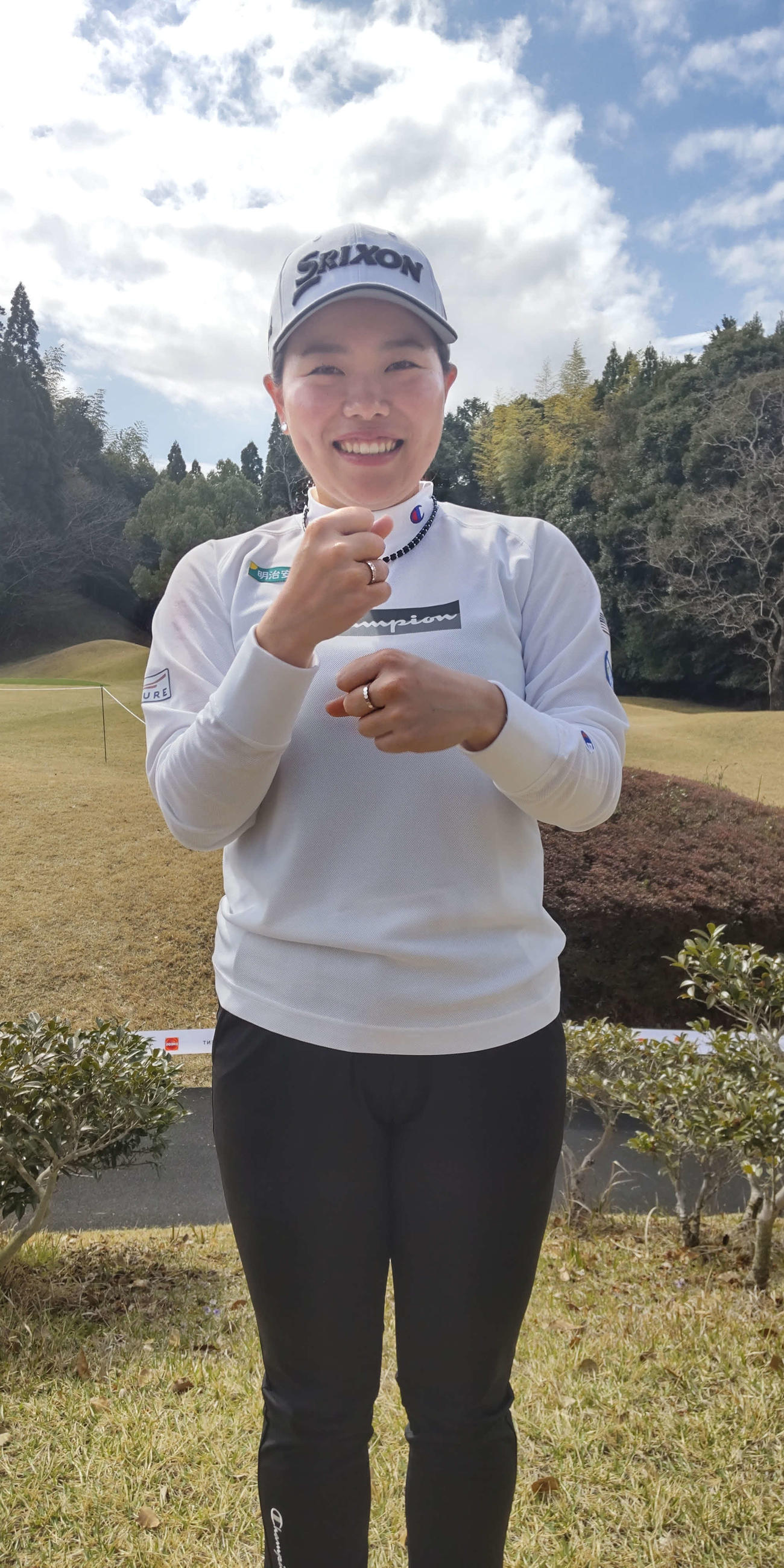 控えめにペッパーミルパフォーマンスを行う勝みなみ（撮影・近藤由美子）