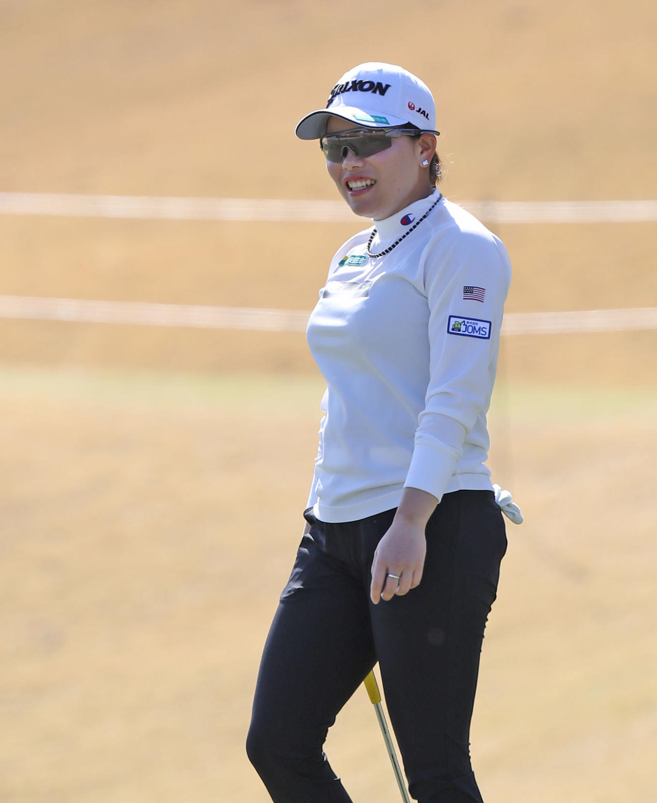 9番、グリーン上で笑顔を見せる勝（撮影・屋方直哉）