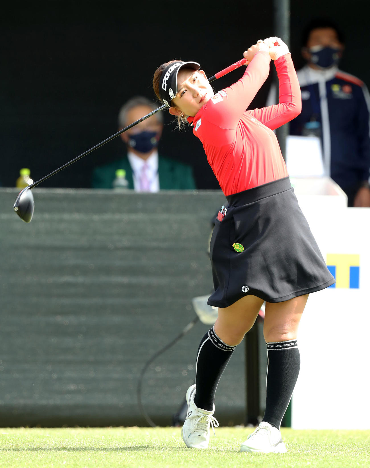 1番、ティーショットを放つ吉本（撮影・屋方直哉）