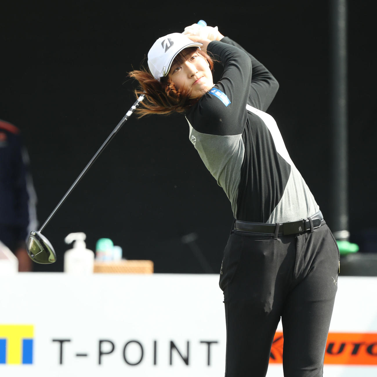 1番、ティーショットを放つ馬場（撮影・屋方直哉）