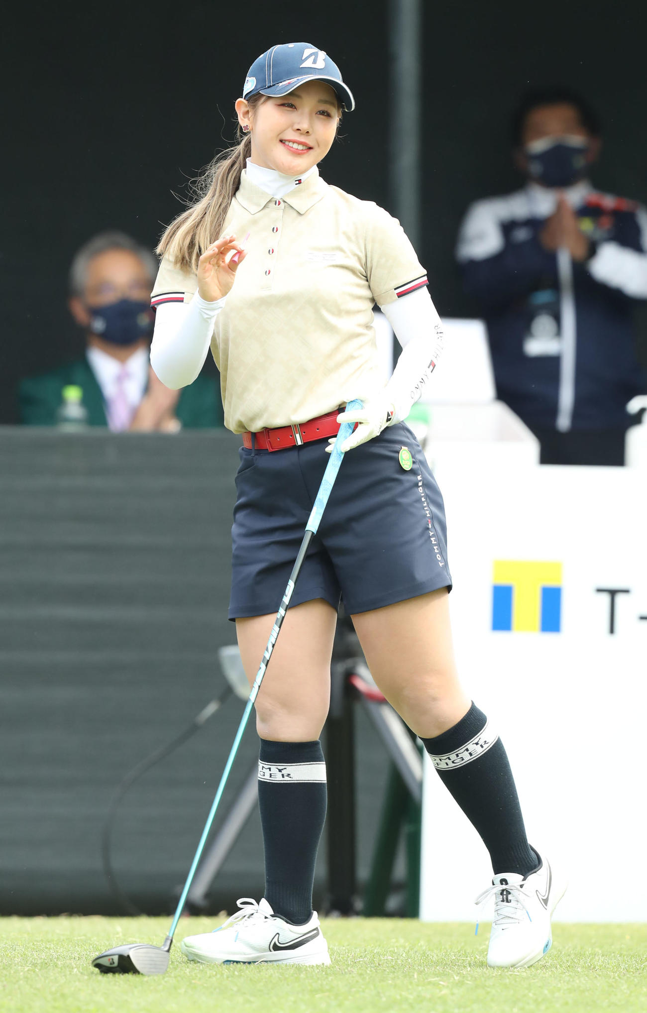1番、ティーショットを放ち、ボールの行方を見つめる吉田（撮影・屋方直哉）