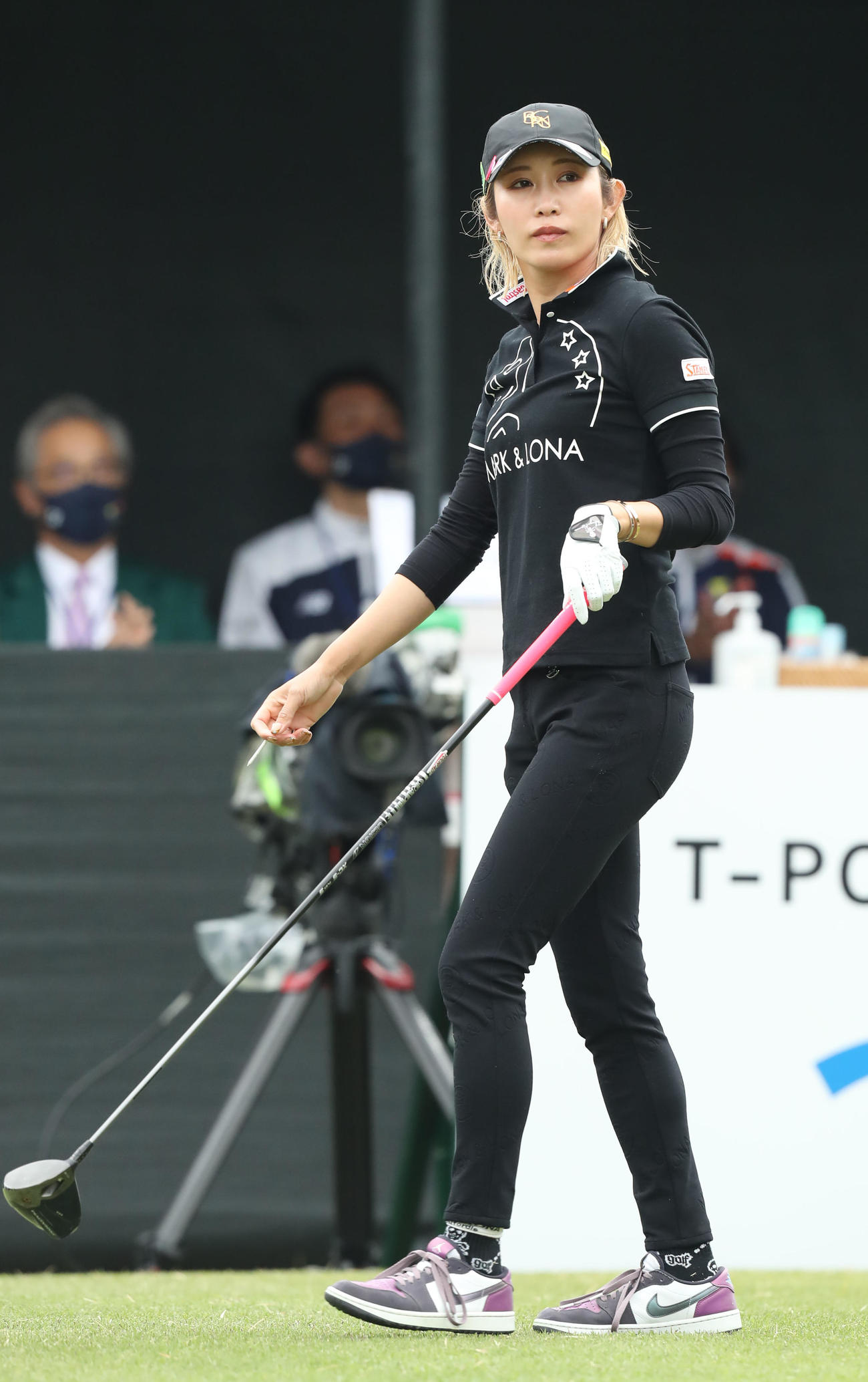 1番、ティーショットを放ち、ボールの行方を見つめる金田（撮影・屋方直哉）
