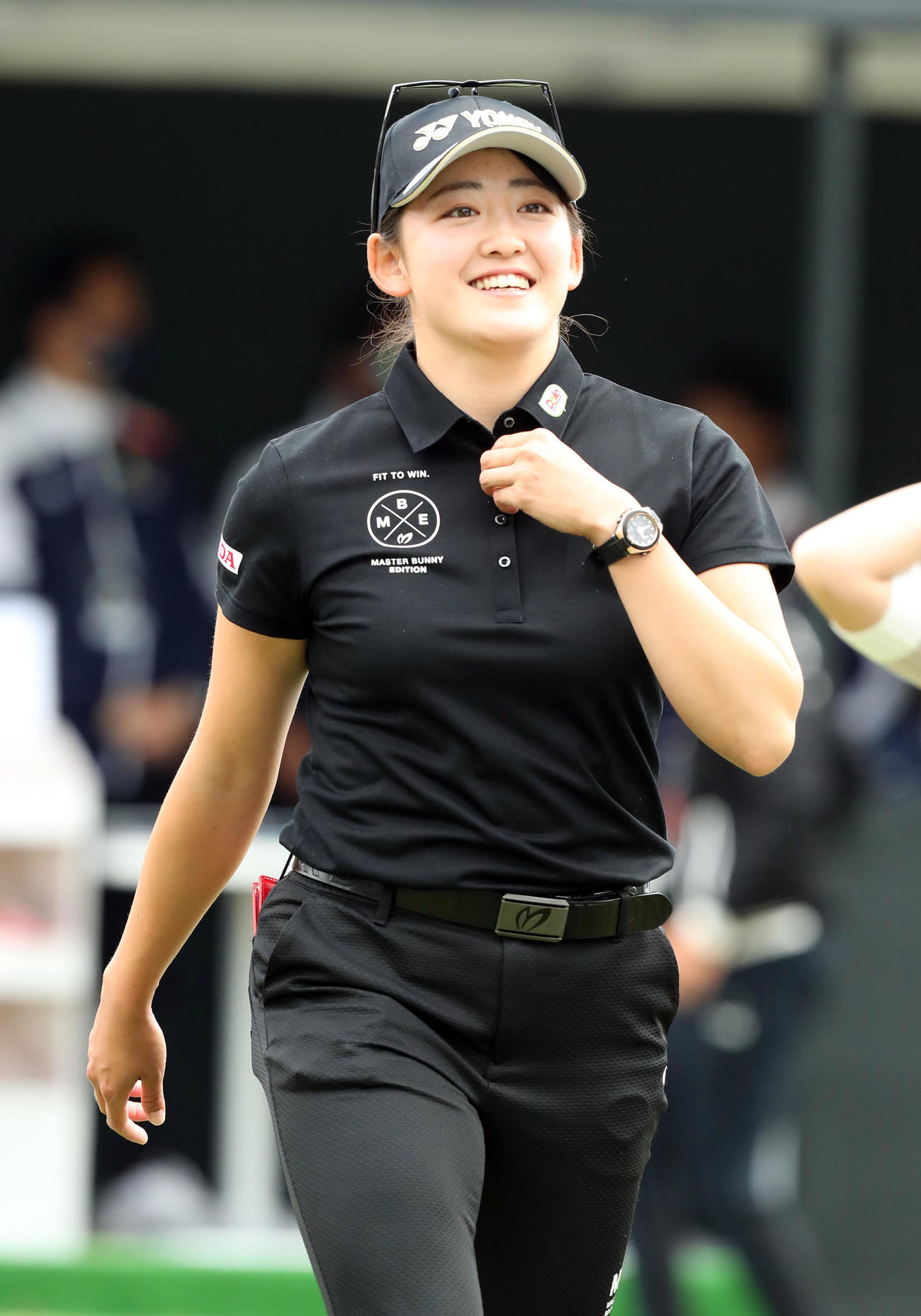 1番、ティーショットを放ち、笑顔でセカンドショットへ向かう岩井千（撮影・屋方直哉）