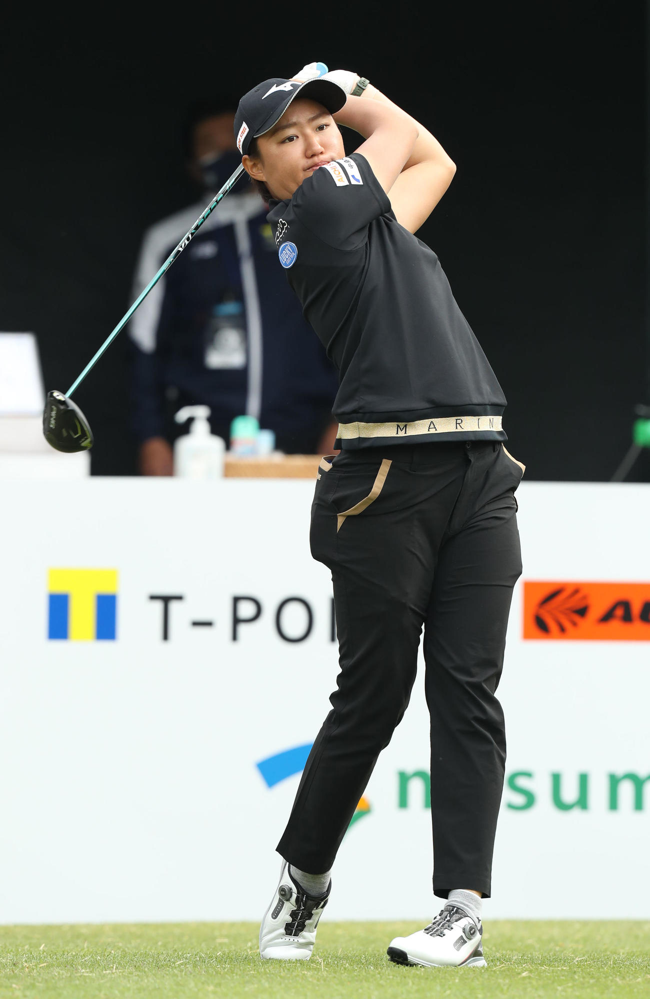 1番、ティーショットを放つ野澤（撮影・屋方直哉）