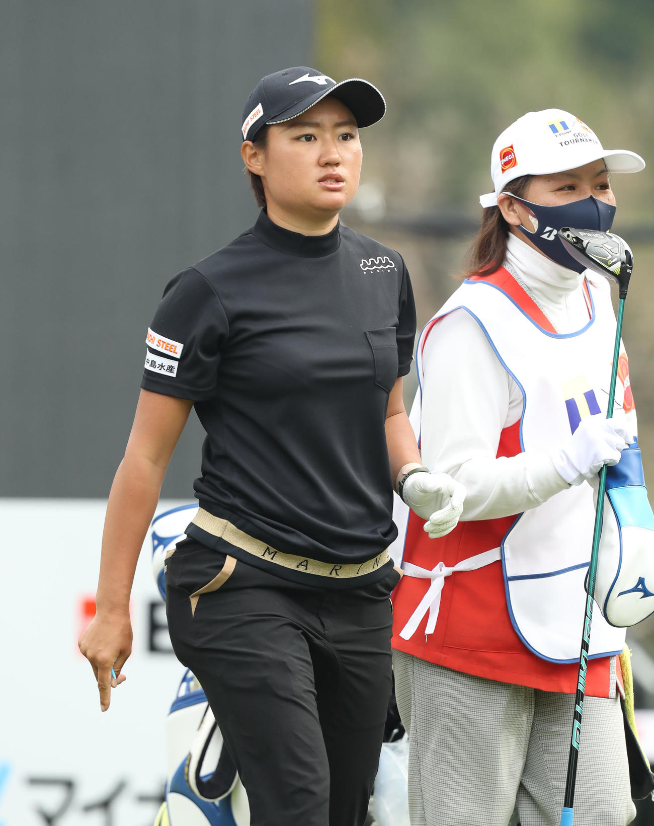 1番、ティーショットを放ち、セカンドショットへ向かう野澤（撮影・屋方直哉）