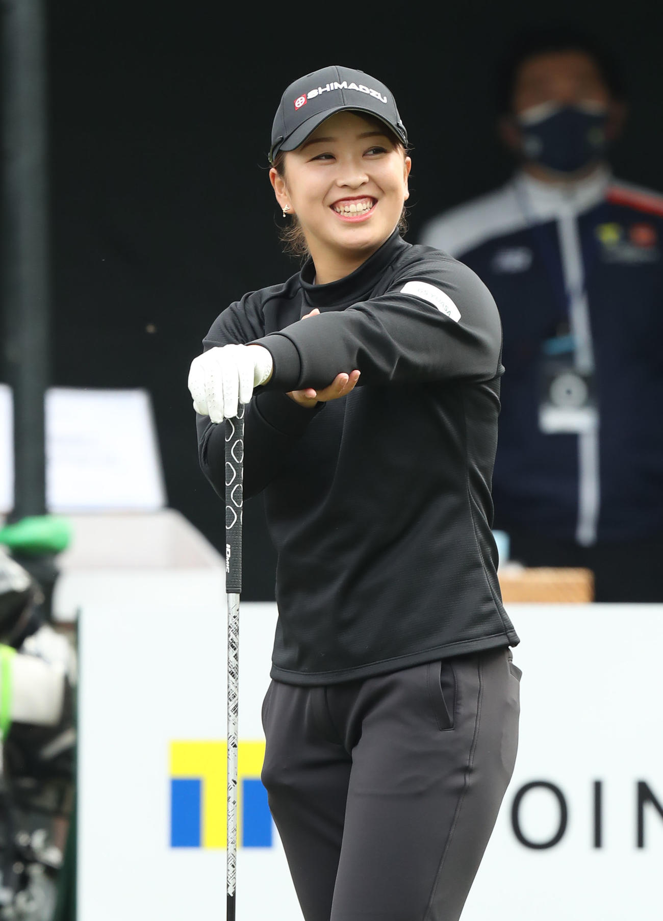 1番、ティーグラウンドで笑顔を見せる西郷（撮影・屋方直哉）