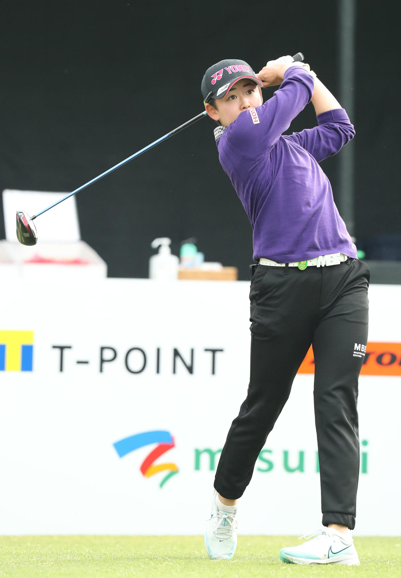 1番、ティーショットを放つ岩井明（撮影・屋方直哉）