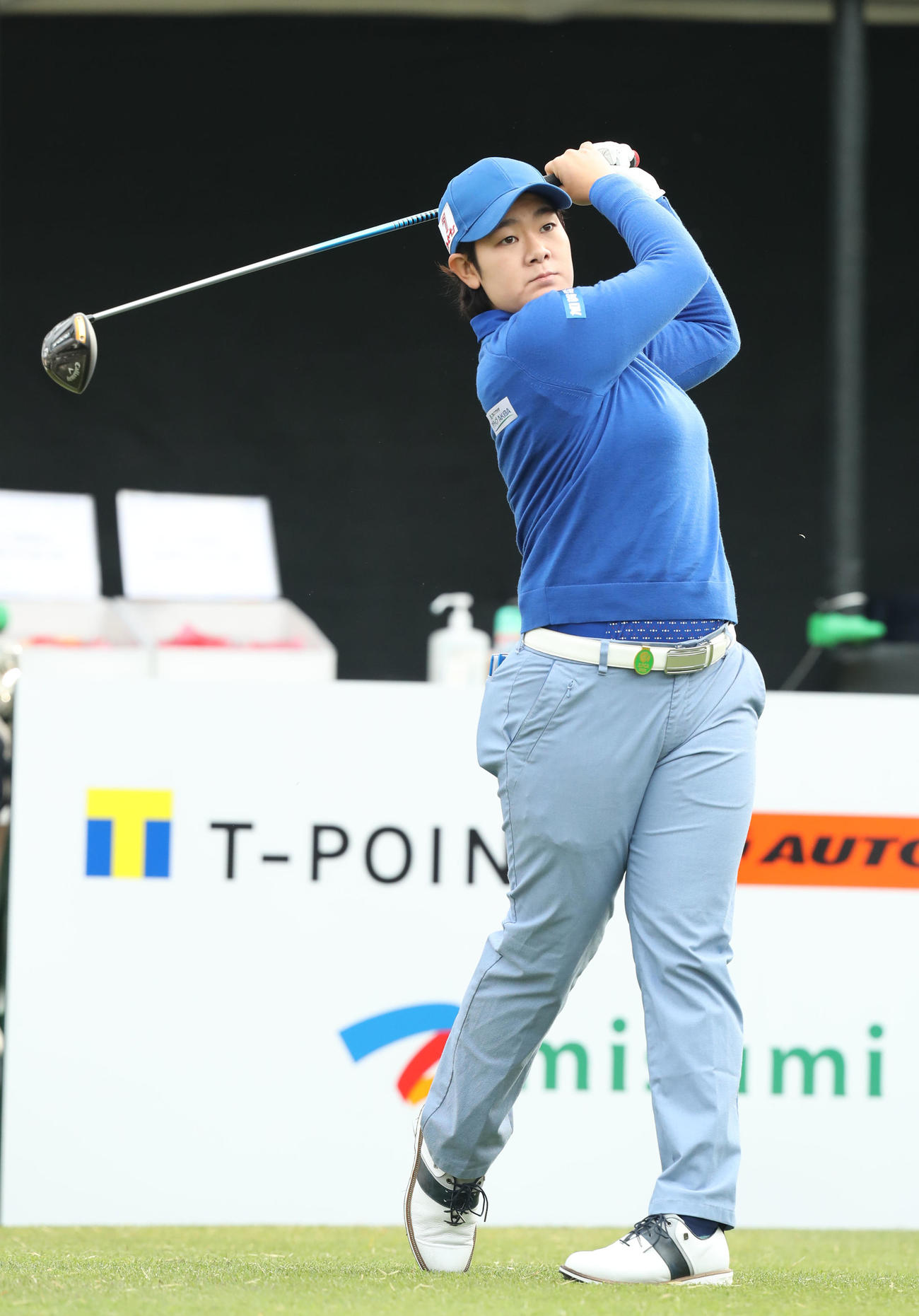 1番、ティーショットを放つ川岸（撮影・屋方直哉）