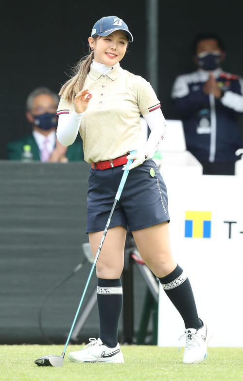 1番、ティーショットを放ち、ボールの行方を見つめる吉田（撮影・屋方直哉）
