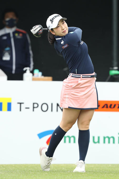 1番、ティーショットを放つ小祝（撮影・屋方直哉）