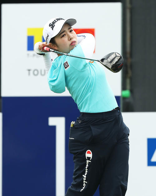 1番、ティーショットを放つ山下（撮影・屋方直哉）