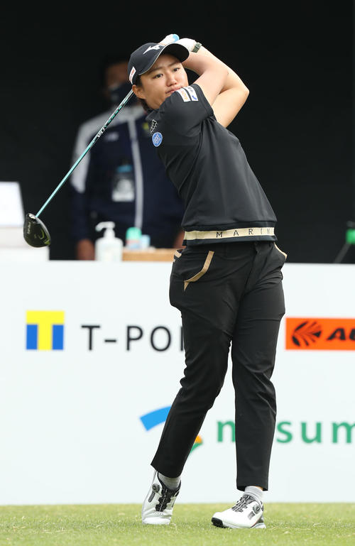1番、ティーショットを放つ野澤（撮影・屋方直哉）