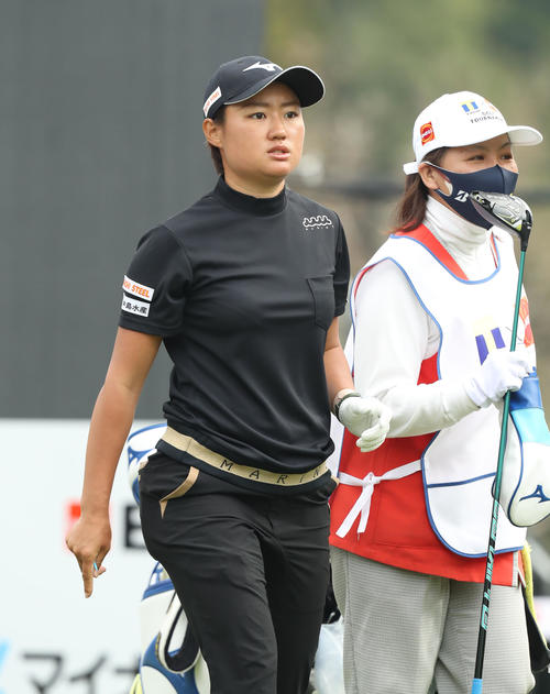 1番、ティーショットを放ち、セカンドショットへ向かう野澤（撮影・屋方直哉）