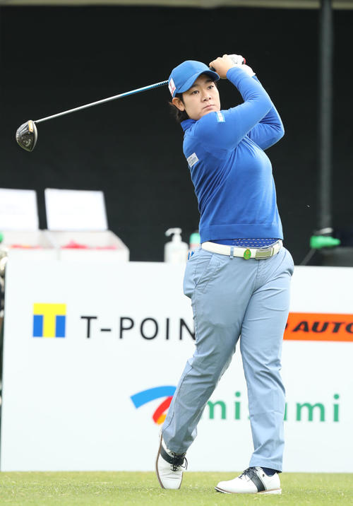 1番、ティーショットを放つ川岸（撮影・屋方直哉）