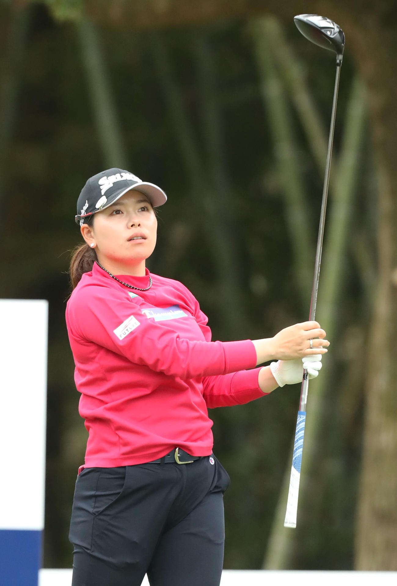18番、ティーショットを放ち、ボールの行方を見つめる勝（撮影・屋方直哉）
