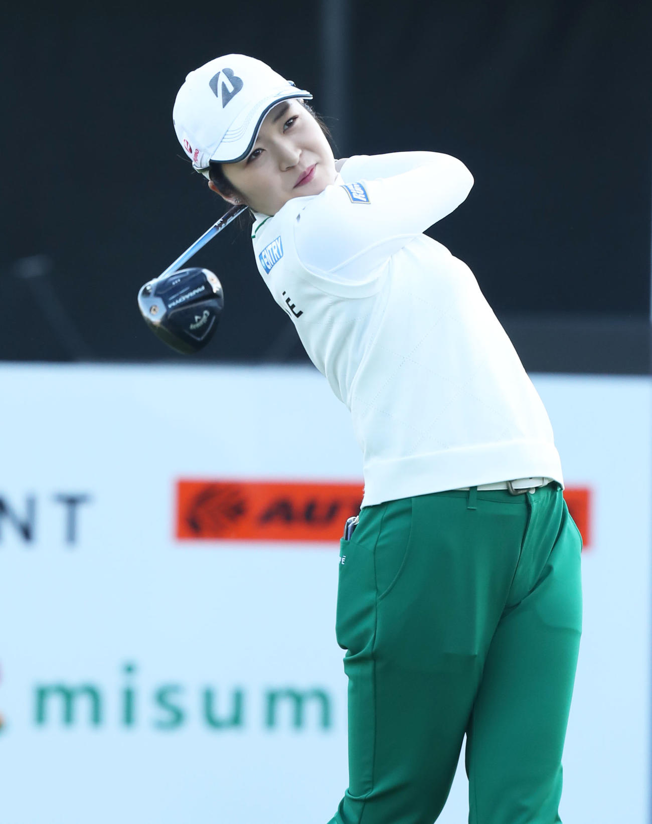 1番、ティーショットを放つ三ヶ島（撮影・屋方直哉）