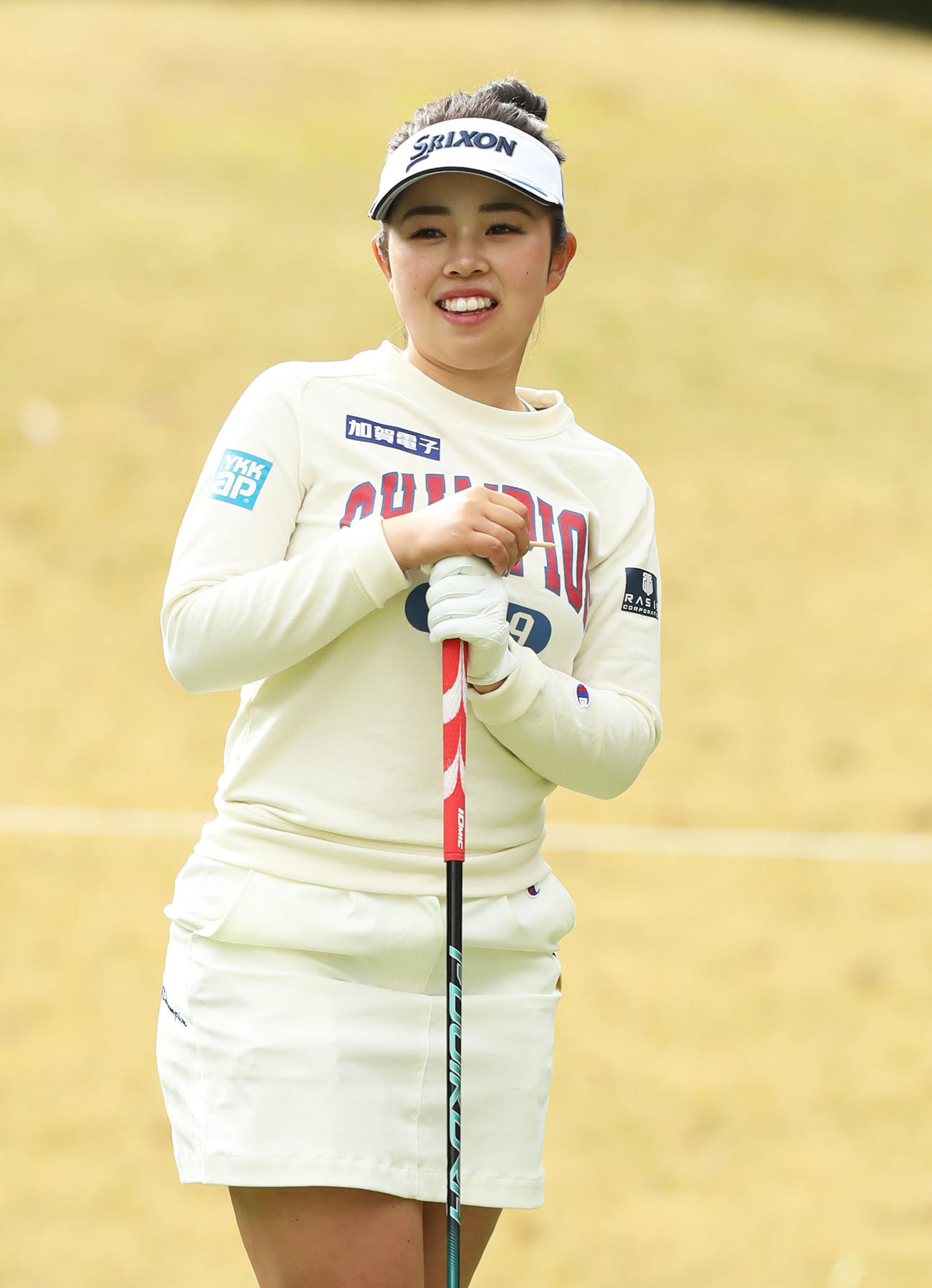 4番、ティーグラウンドで笑顔を見せる山下（撮影・屋方直哉）