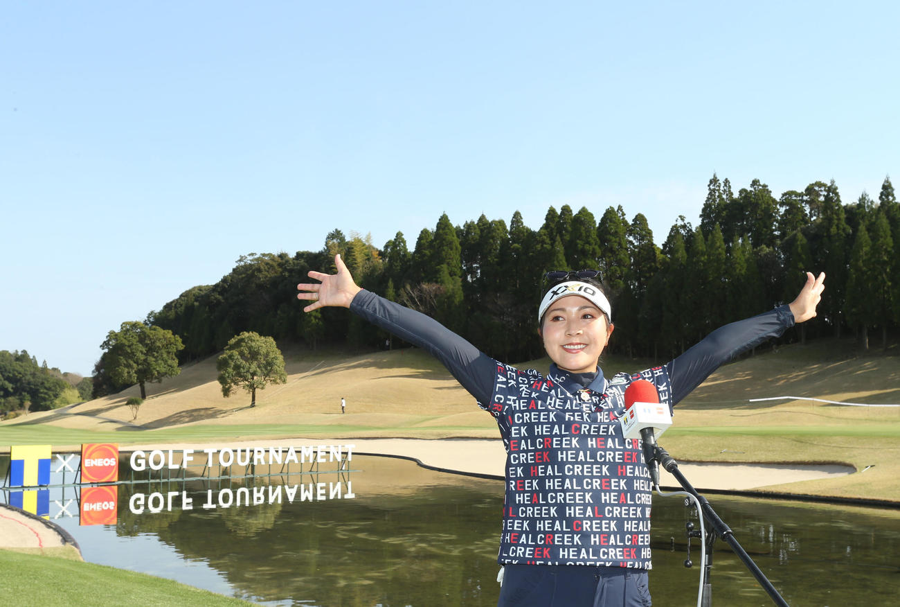 優勝者インタビューで、観客の声援に応える青木（撮影・屋方直哉）
