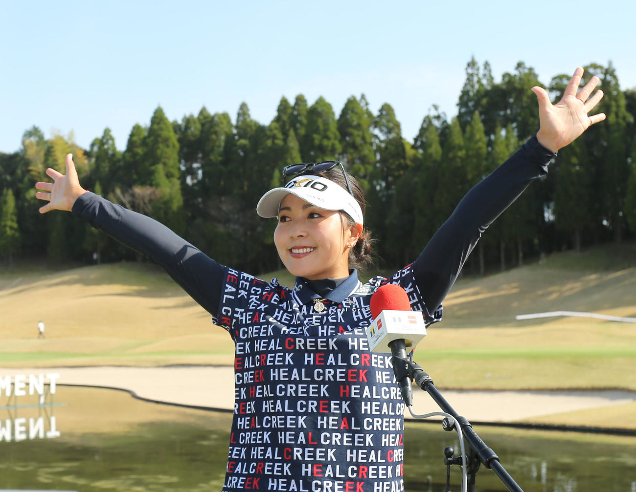 優勝者インタビューで、観客の声援に応える青木（撮影・屋方直哉）