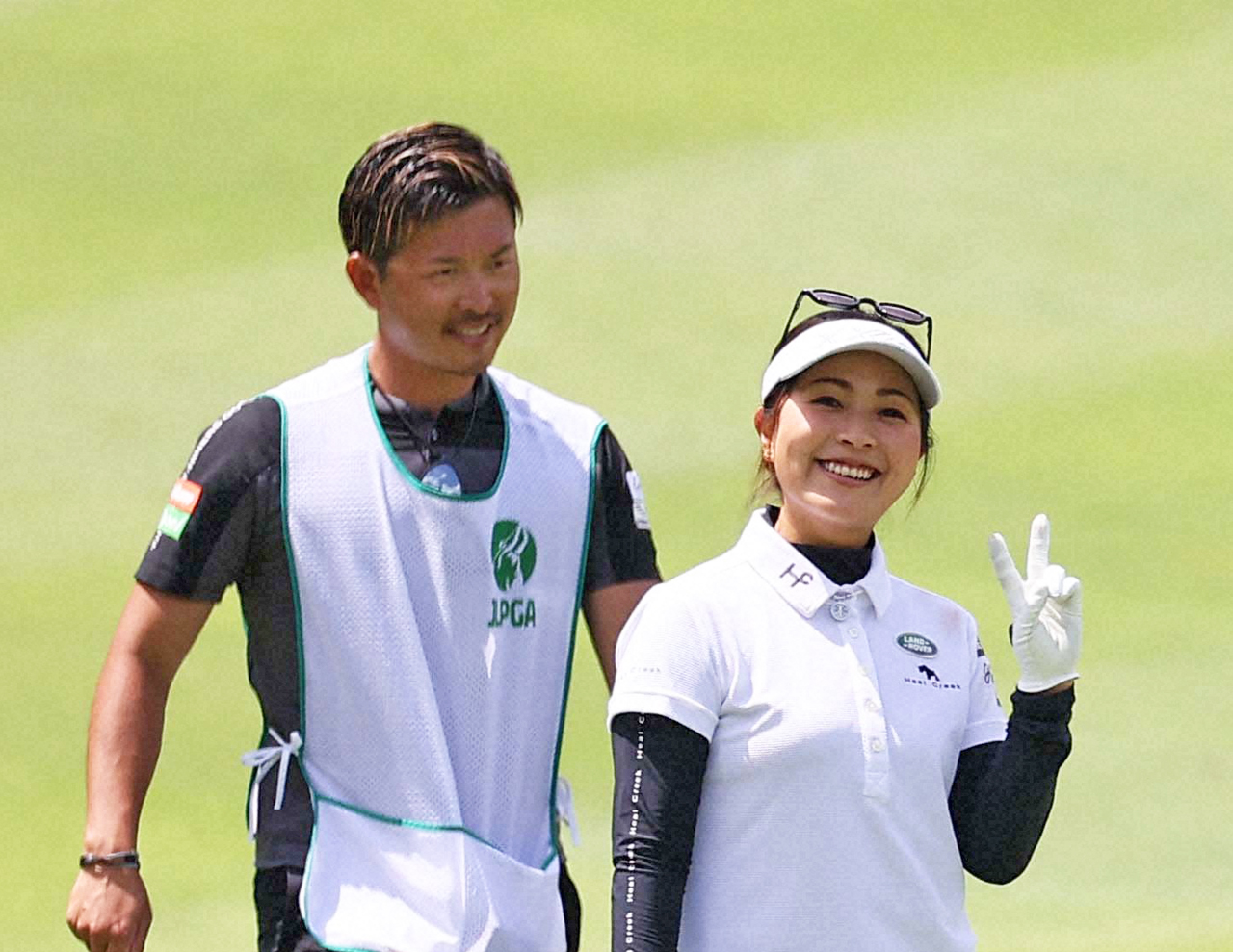 笑顔でVサインの青木瀬令奈（右）とキャディーを務める大西翔太コーチ（2022年撮影）