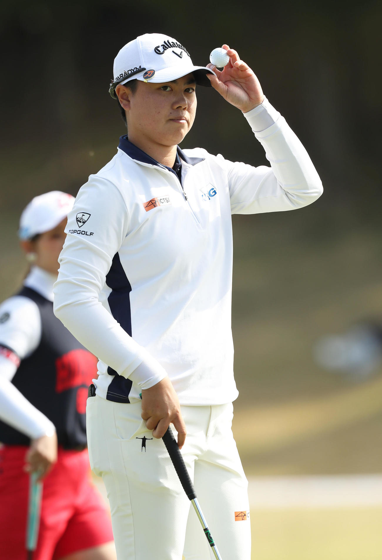 18番、ホールアウトし、観客の声援に答える笹生（撮影・屋方直哉）