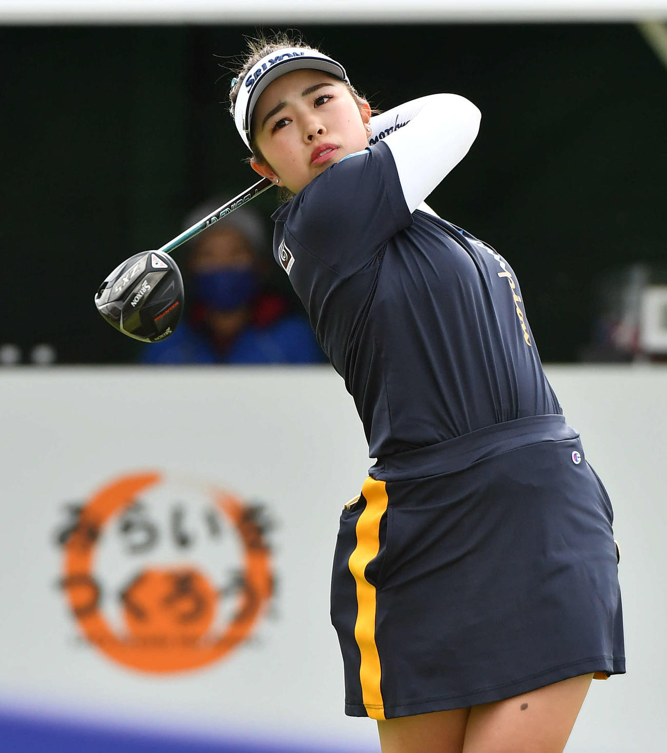 アクサレディス宮崎1日目　1番、ティーショットを放つ山下美夢有（撮影・岩下翔太）