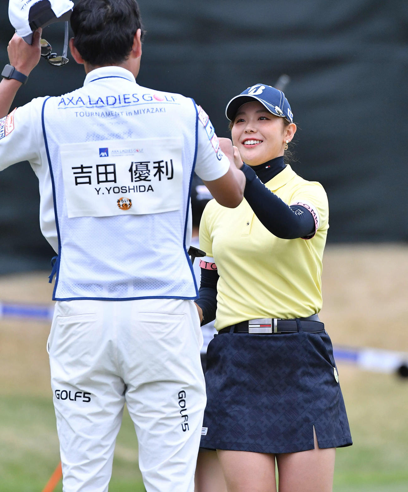 アクサレディス宮崎1日目　18番、首位タイでホールアウトした吉田優利（右）はキャディーと笑顔でグータッチを交わす（撮影・岩下翔太）