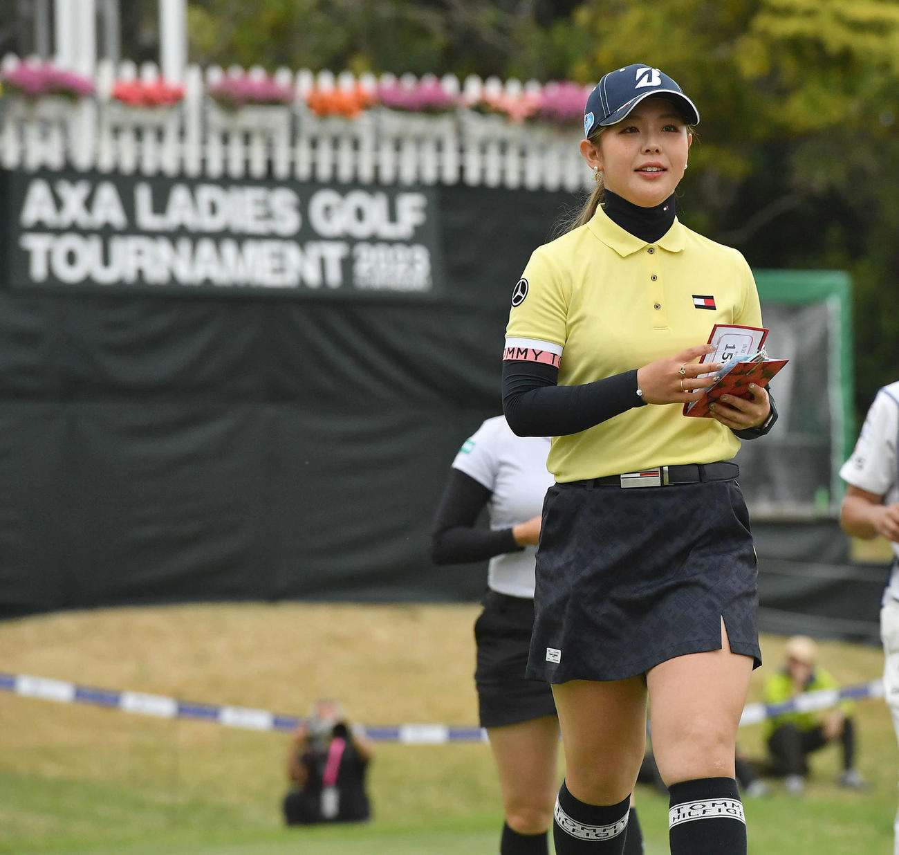 アクサレディス宮崎1日目　18番、首位タイでホールアウトし、アテストへ向かう吉田優利（撮影・岩下翔太）
