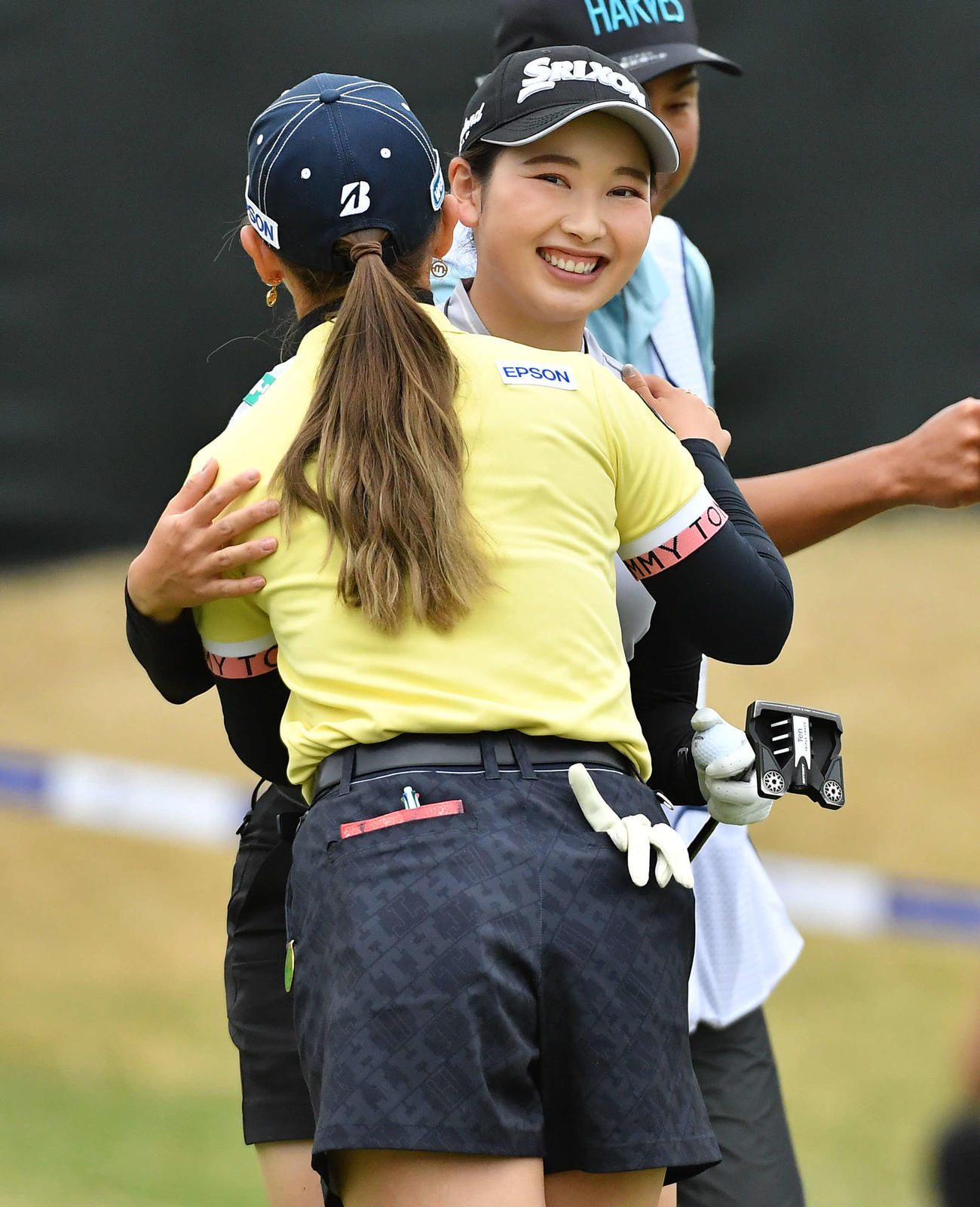 アクサレディス宮崎1日目　18番をホールアウトし、同組でラウンドを回った吉田優利（左）と笑顔で抱き合う小祝さくら（撮影・岩下翔太）
