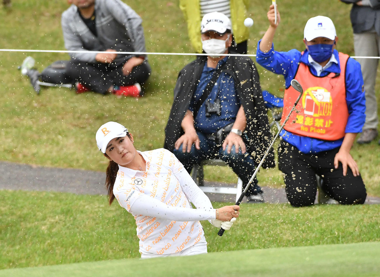 アクサレディス宮崎1日目　16番、バンカーから第2打を放つ稲見萌寧（撮影・岩下翔太）