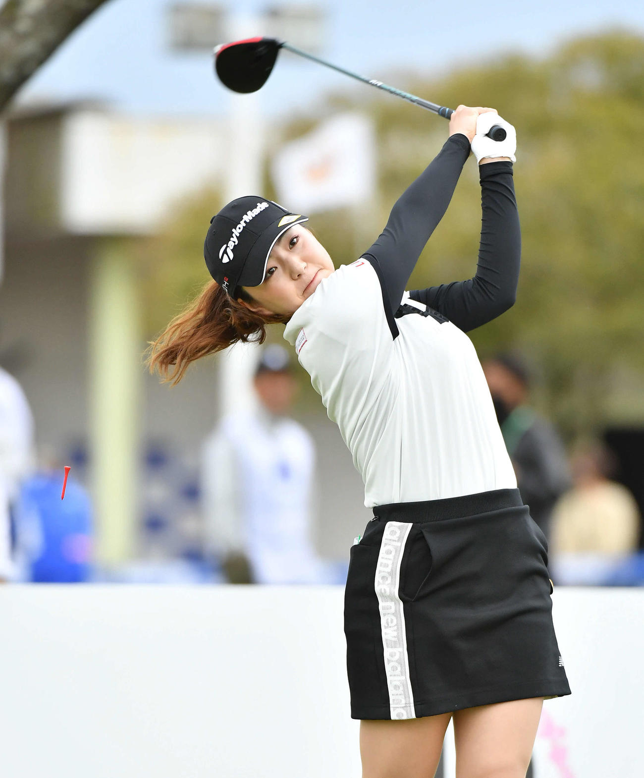 アクサレディス宮崎1日目　10番、ティーショットを放つ山内日菜子（撮影・岩下翔太）