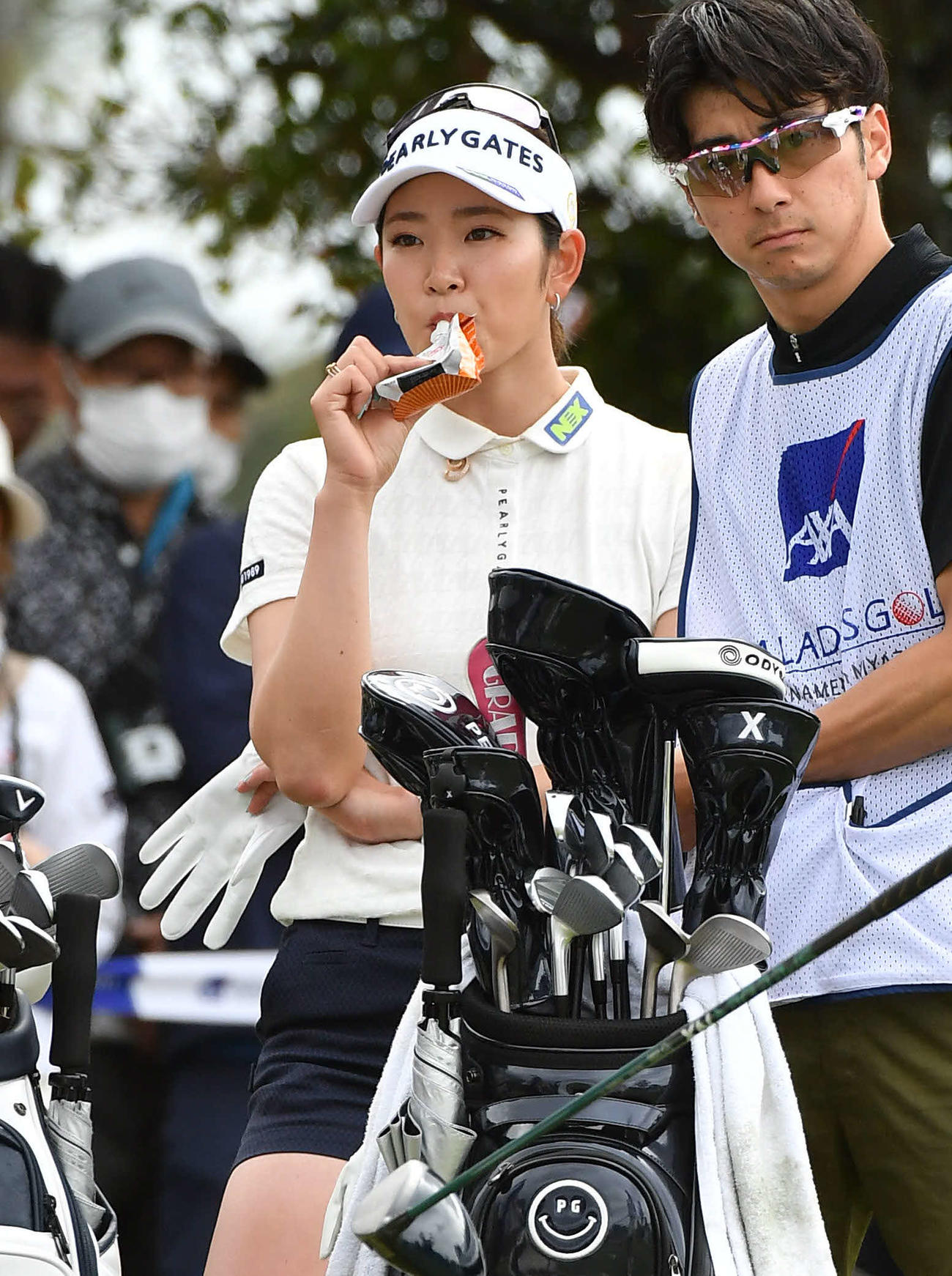 1番、ティーショットを終えて栄養補給をする原（撮影・岩下翔太）