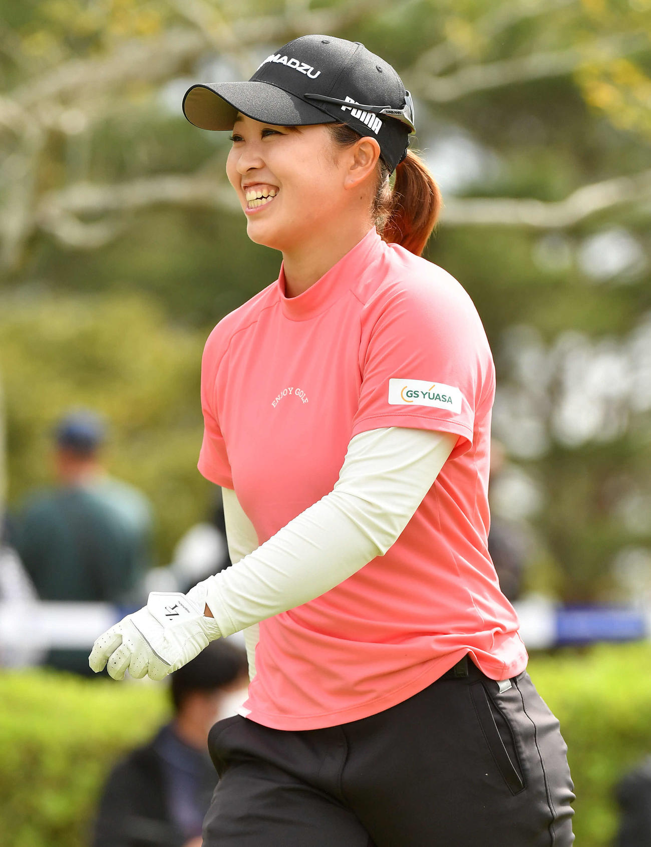 アクサレディス宮崎1日目　1番、談笑しながら第2打へ向かう西郷真央（撮影・岩下翔太）