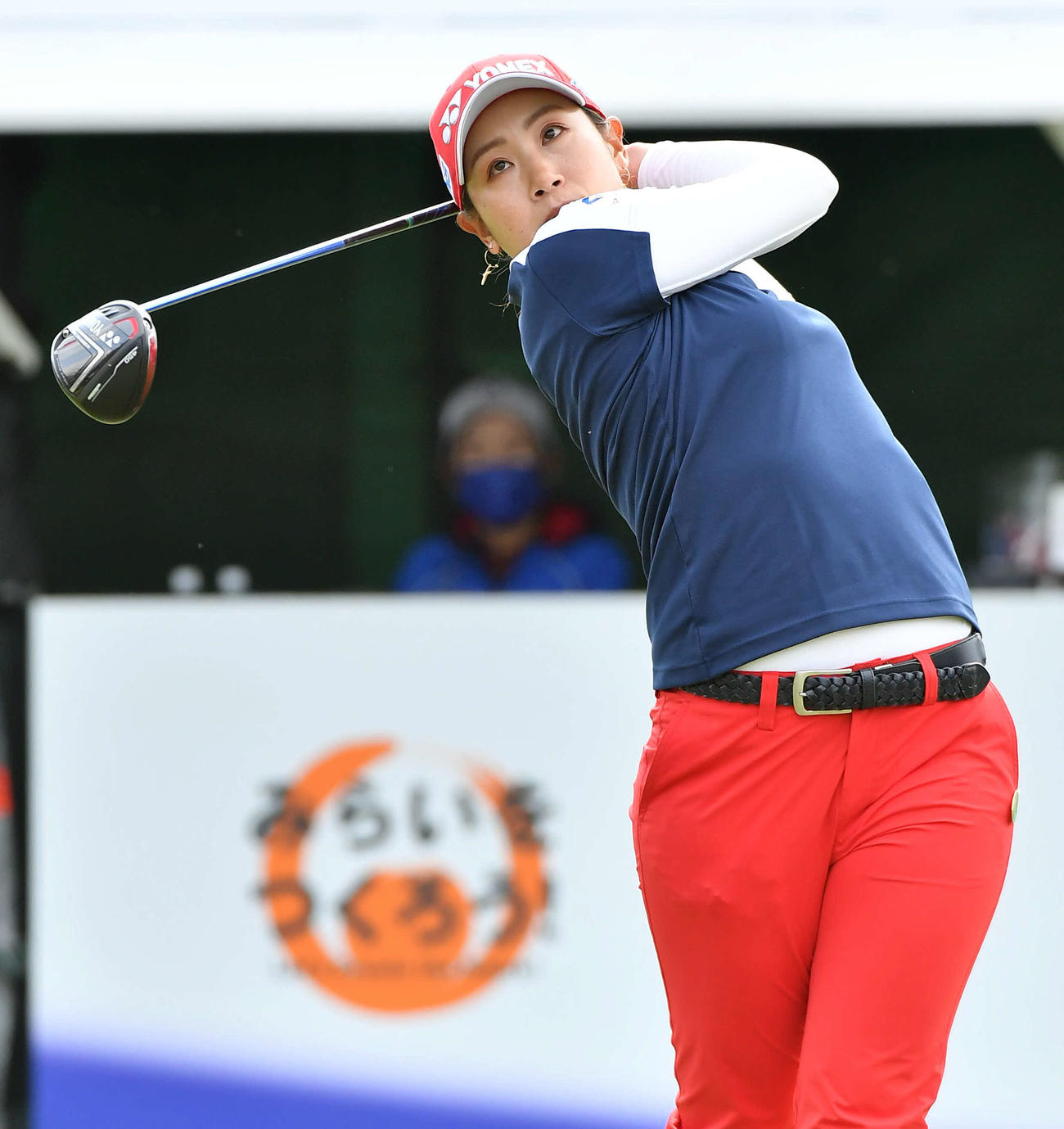 アクサレディス宮崎1日目　1番、ティーショットを放つ若林舞衣子（撮影・岩下翔太）