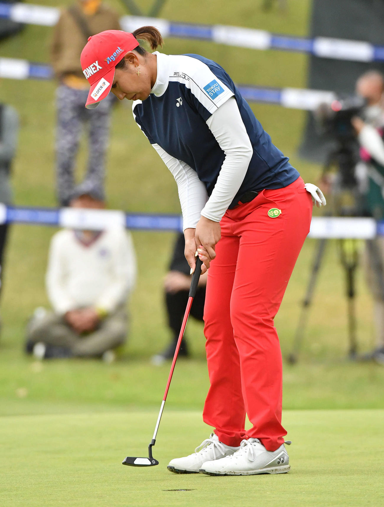 アクサレディス宮崎1日目　18番、バーディーパットを決める若林舞衣子（撮影・岩下翔太）