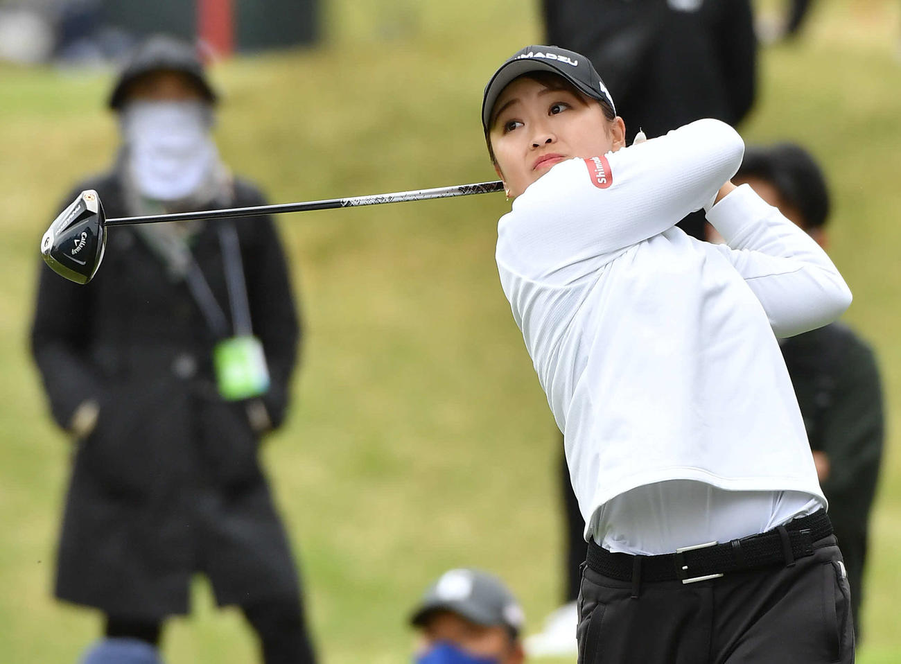 17番、ティーショットを放つ西郷真央（撮影・岩下翔太）